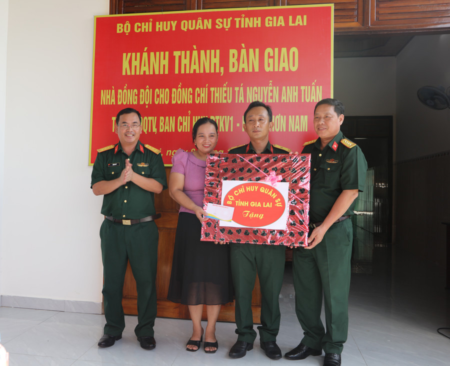 Lãnh đạo Bộ CHQS tỉnh Gia Lai tặng quà cho gia đình Thiếu tá Nguyễn Anh Tuấn-nguyên Trợ lý Dân quân, Ban Chỉ huy Phòng thủ khu vực 1, Hoài Nhơn Nam. Ảnh: Thành Phúc bo-chqs-tinh-tang-qua-cho-gia-dinh-thieu-ta-nguyen-anh-tuan.jpg