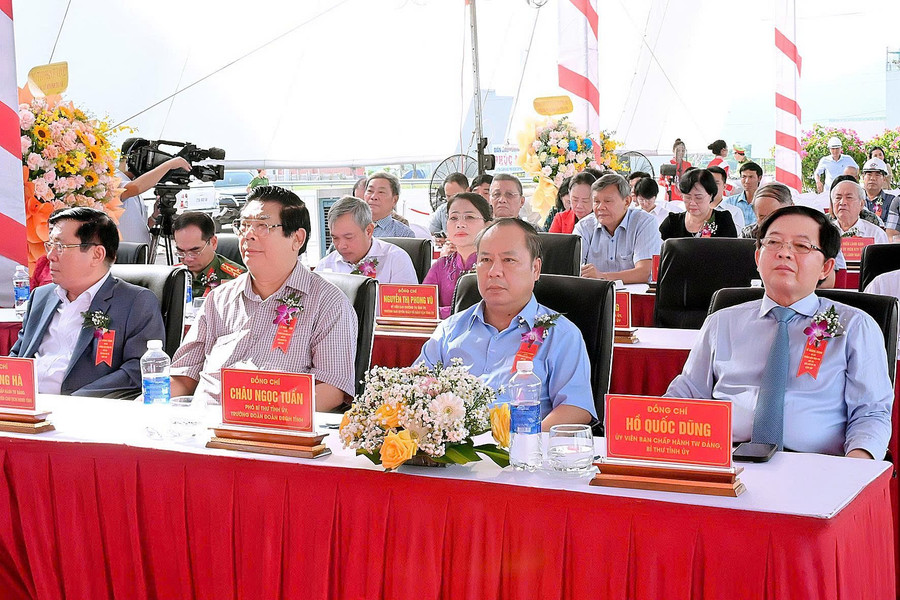 Các đại biểu tham dự buổi lễ. z7064964514925-be640299bab72cd6b796508ae0945380.jpg