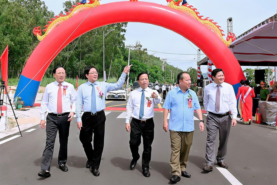 Các đồng chí lãnh đạo tỉnh tham quan tuyến đường tránh ĐT.633, đoạn từ Núi Ghềnh đến giáp đường ven biển (ĐT.639). z7065777997838-f6f876c8ce8892ef6177003ee0081ffa.jpg