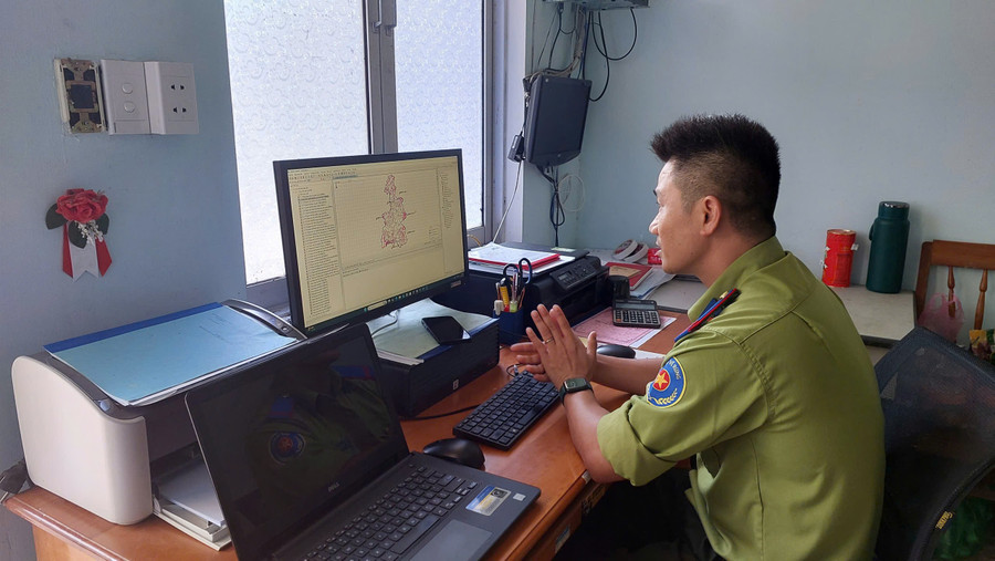 Lực lượng quản lý, bảo vệ rừng thu thập thông tin qua phần mềm Smart từ các trạm QLBVR. Ảnh: Nguyễn Diệp z6848956825883-7a75b1bf6f594d32a4921a77801907f2.jpg