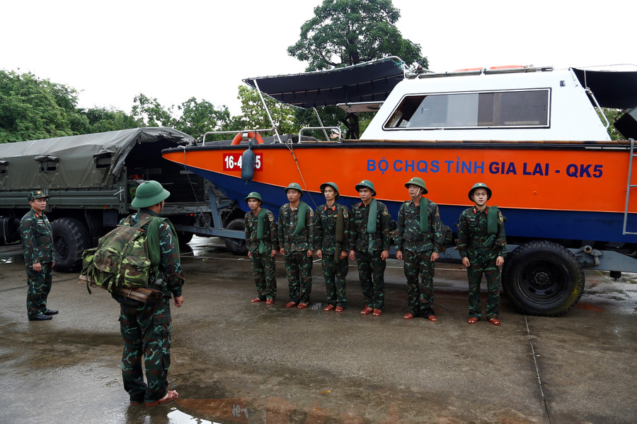 ទាហានស្តាប់ការសង្ខេបបេសកកម្មមុនពេលផ្លាស់ទី។ រូបថត៖ H.P mg-6129.jpg