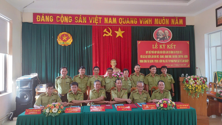 Lãnh đạo các đơn vị ký kết quy chế phối hợp trong quản lý, bảo vệ và PCCCR. Ảnh: N.D doi-kiem-lam-co-dong-va-pcccr-so-2-cung-lanh-dao-5-hat-kiem-lam-khu-vuc-ky-ket-quy-che-phoi-hop.jpg