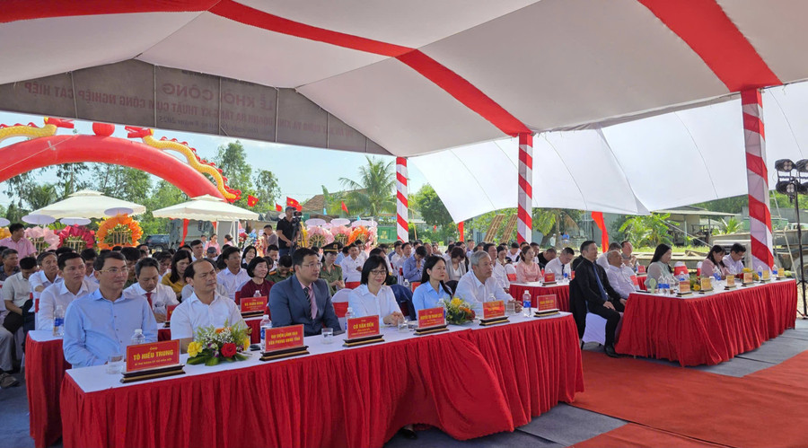 Các đại biểu tham dự Lễ khởi công. Ảnh: Hồng Thương z6922327443547-77a02b9175cb63dd53d4692844cd24c9.jpg