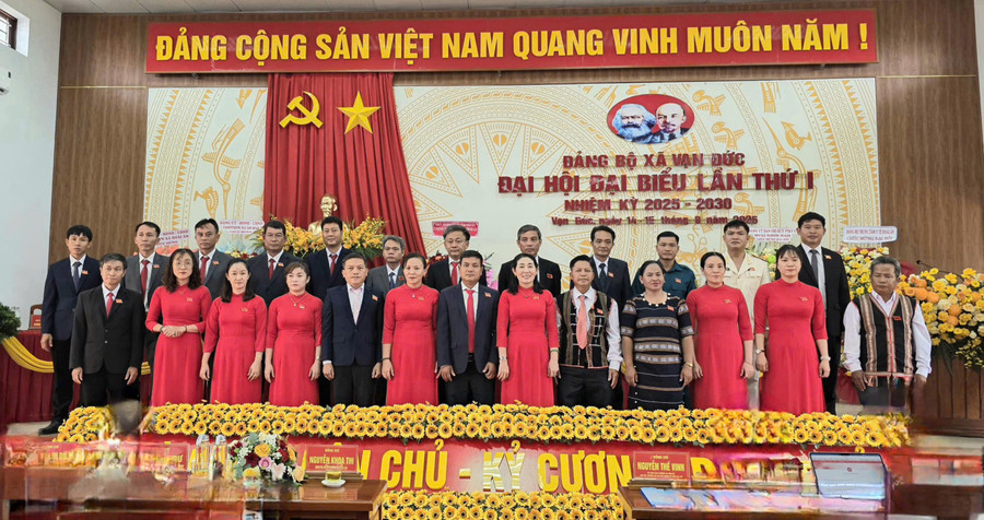 Ban Chấp hành Đảng bộ xã Vạn Đức nhiệm kỳ 2025-2030 ra mắt Đại hội. Ảnh: Hồng Thương z6909328573921-150e41bfce4873df08447879641f7e0b.jpg