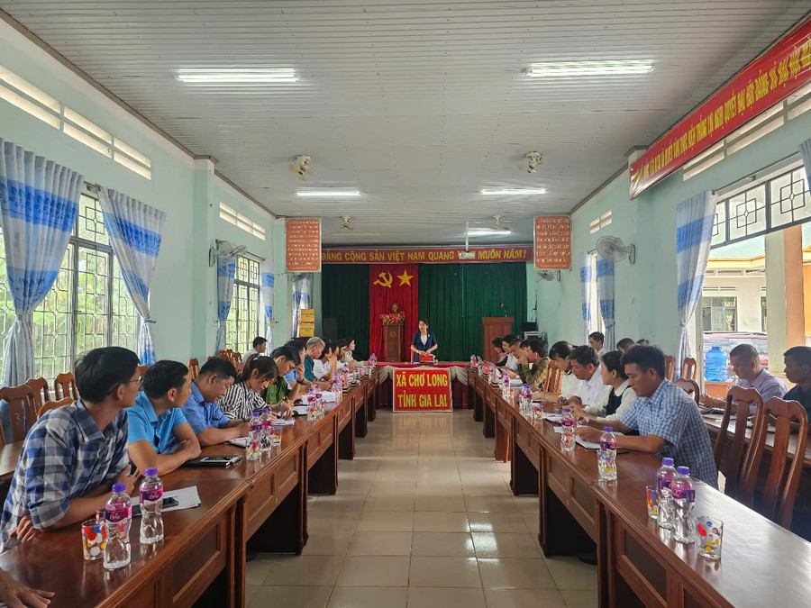 Quang cảnh buổi làm việc của Trưởng ban Tuyên giáo và Dân vận Tỉnh ủy Nguyễn Thị Phong Vũ với xã Chơ Long. Ảnh: Hồng Thương z6786370513573-8fa33967bf9c9384ba4bb8124b081a37.jpg