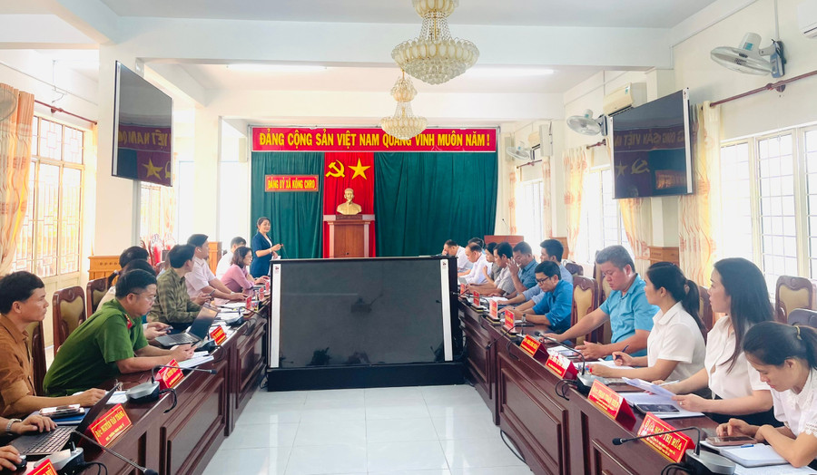 Quang cảnh buổi làm việc của Trưởng Ban Tuyên giáo và Dân vận Tỉnh ủy với xã Kông Chro. Ảnh: Hồng Thương z6787496685529-e1a20cf4c20962f8bfa0ba935bf1d553.jpg