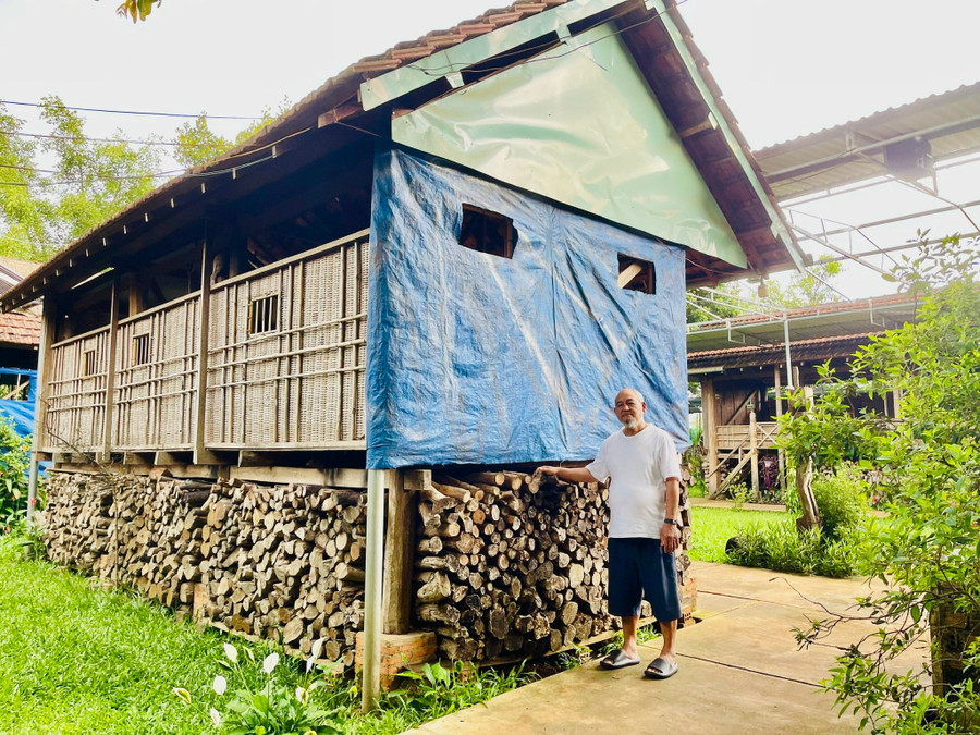 Những thanh củi được sắp xếp khéo léo, gọn gàng, đều tăm tắp trông như một bức tường chắc chắn phía dưới gầm nhà sàn. z6783547074617-dc193ceb508cb74e5f42ac1a42ab7ca5.jpg