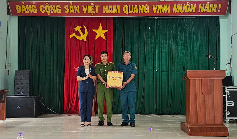 Thay mặt Tỉnh ủy, HĐND, UBND, Ủy ban MTTQ Việt Nam tỉnh, Trưởng ban Tuyên giáo và Dân vận Tỉnh ủy tặng quà cho một số cơ quan, đơn vị của xã Chơ Long. Ảnh: Hồng Thương z6786554949236-ef396bf4264f5f13c1cbcb8d39390ef3.jpg