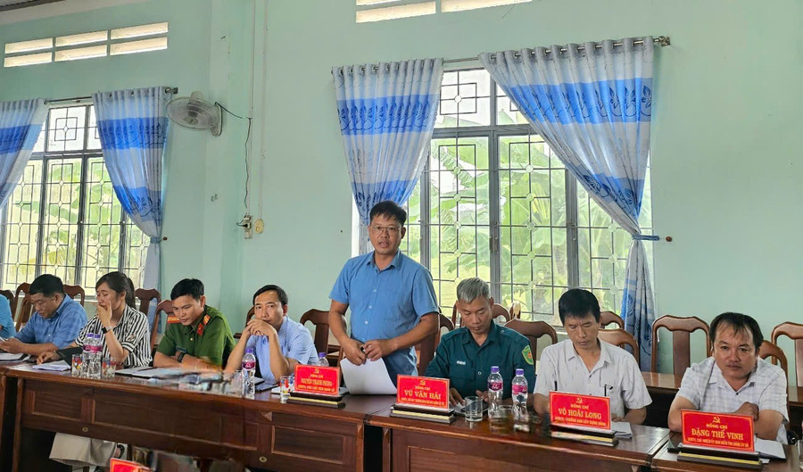Cán bộ, công chức xã Chơ Long đã đề xuất một số kiến nghị tại buổi làm việc. Ảnh: Hồng Thương tai-buoi-lam-viec-can-bo-cong-chuc-cua-xa-da-de-xuat-mot-so-y-kien-lien-quan-den-kho-khan-vuong-mac-sau-sap-nhap-den-doan-cong-tac.jpg