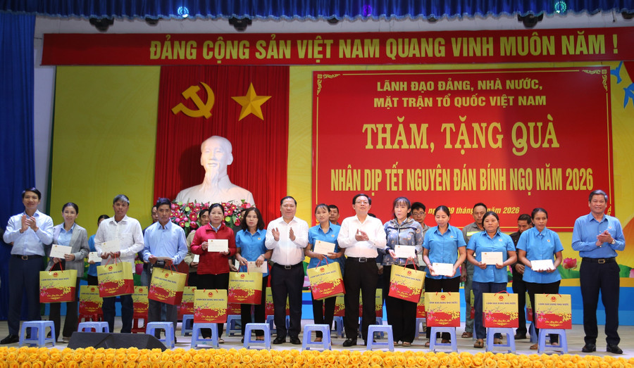 doan-cong-tac-trung-uong-tham-chuc-tet-tang-qua.jpg