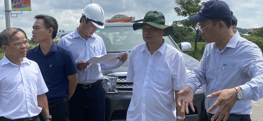 Phó Chủ tịch UBND tỉnh Dương Mah Tiệp kiểm tra công tác phòng-chống thiên tai tại xã Tuy Phước Tây. Ảnh Xuân Định anh-1-pho-chu-tich-ubnd-tinh-duong-mah-tiep-kiem-tra-cong-tac-phong-chong-thien-tai-nam-2025-tai-xa-tuy-phuoc-tay.jpg