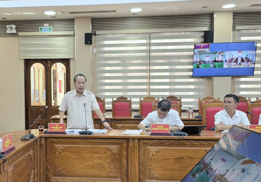 Phó Bí thư Tỉnh ủy Châu Ngọc Tuấn phát biểu tại cuộc họp. Ảnh: Hồng Thương z6996525469375-3edad8383e918f2cb0fe6f47cc51f9a3.jpg