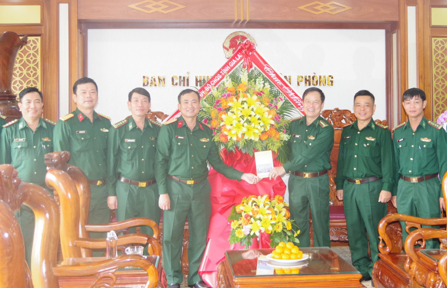 dai-ta-nguyen-the-vinh-thu-5-bia-trai-sang-tang-hoa-chuc-mung-ngay-truyen-thong-bdbp.jpg