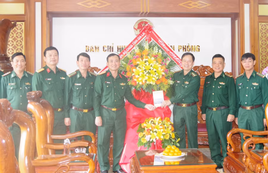 dai-ta-nguyen-the-vinh-thu-5-bia-trai-sang-tang-hoa-chuc-mung-ngay-truyen-thong-bdbp.jpg