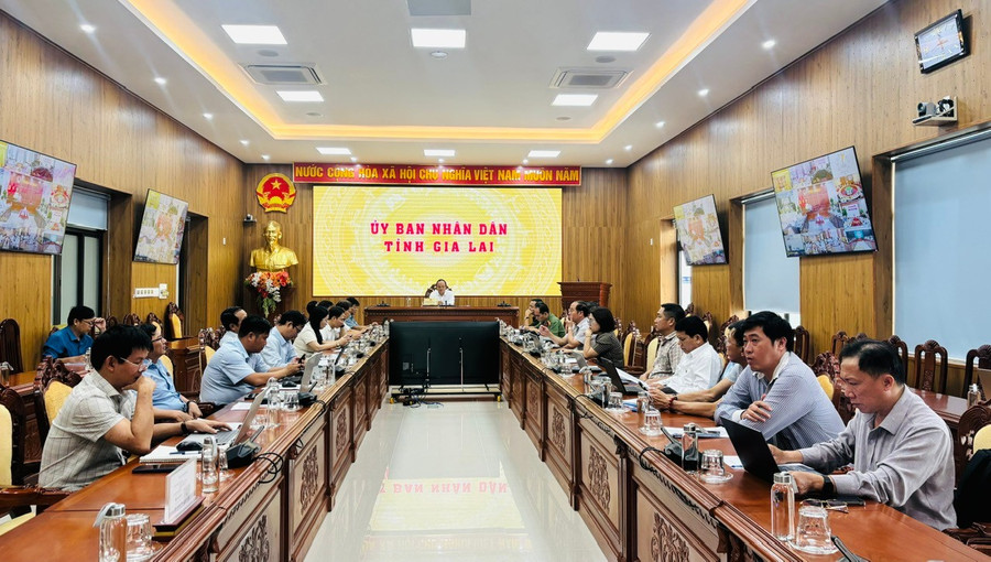 Phó Chủ tịch UBND tỉnh Dương Mah Tiệp và đại diện lãnh đạo các sở, ban, ngành, đơn vị liên quan dự phiên họp tại điểm cầu tỉnh Gia Lai. Ảnh: Hồng Thương pho-chu-tich-ubnd-tinh-duong-mah-tiep-va-dai-dien-lanh-dao-cac-so-ban-nganh-don-vi-lien-quan-du-phien-hop-tai-diem-cau-tinh-gia-lai-anh-hong-thuong.jpg