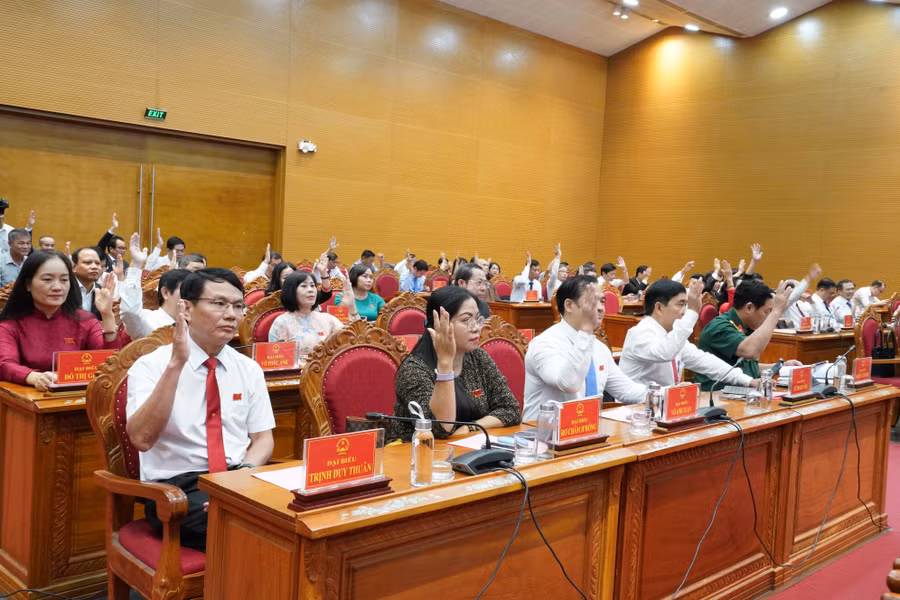 Các đại biểu biểu quyết thông qua 27 nghị quyết quan trọng. Ảnh: N.H