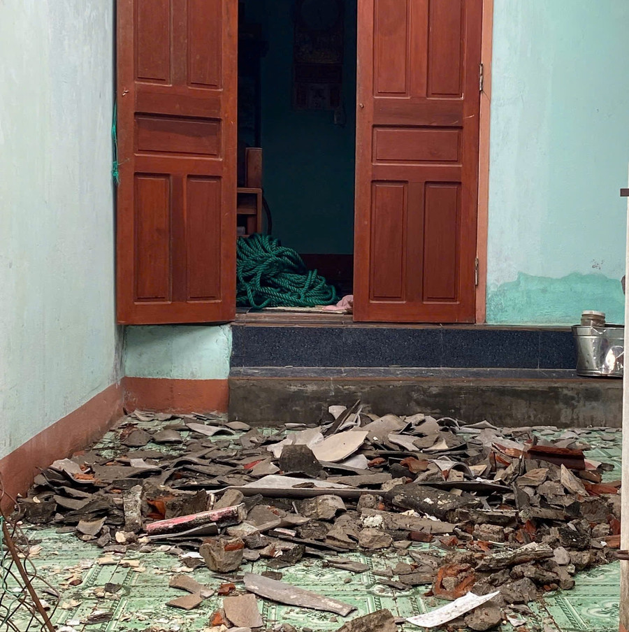 Sức công phá của tia sét đã làm vỡ một mảng lớn thành sê nô của căn nhà. Ảnh: A.LONG z6985281972452-57ec8e2e06dd1d7a6a4e399215014b83.jpg