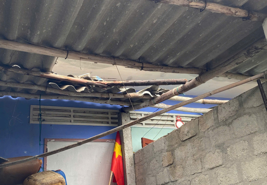 Gạch vữa rơi xuống làm thủng mái hiên của căn nhà. Ảnh: A.LONG z6985282001102-b8fe3c2c534776c58448ace20f1d929f.jpg