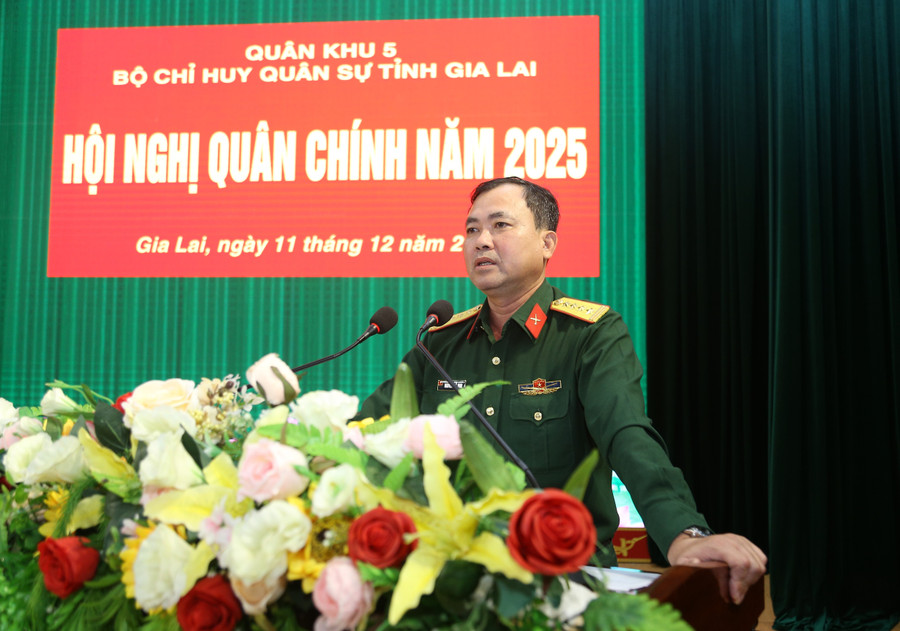 O Coronel Nguyen The Vinh, Comandante do Comando Militar Provincial, forneceu informações sobre as conquistas notáveis na implementação de tarefas militares e de defesa nacional pelas forças armadas provinciais. Foto: H.P. img-1476.jpg