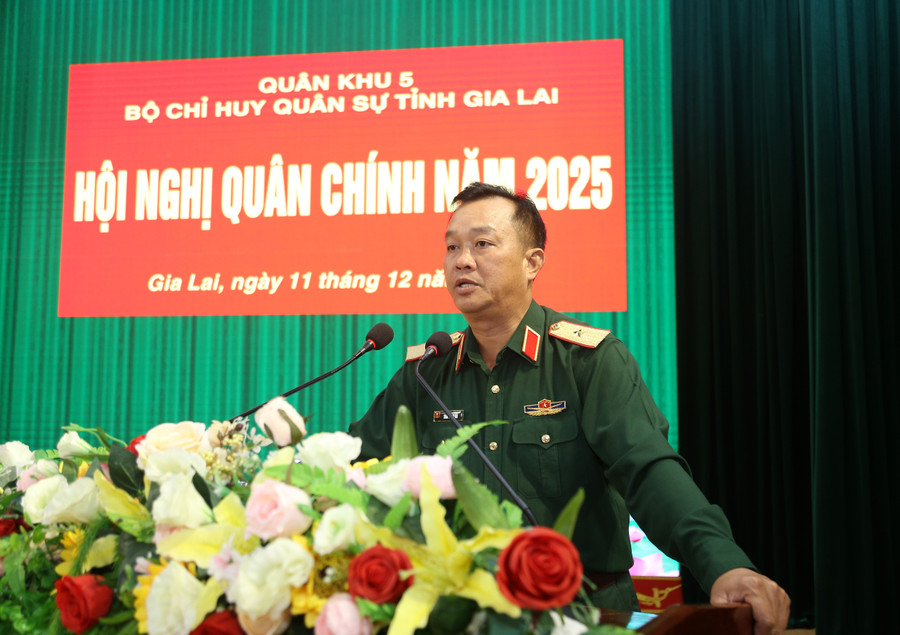 O major-general Tran Thanh Hai, vice-comandante da 5ª Região Militar, proferiu um discurso diretivo na conferência. Foto: H.P. img-1510.jpg