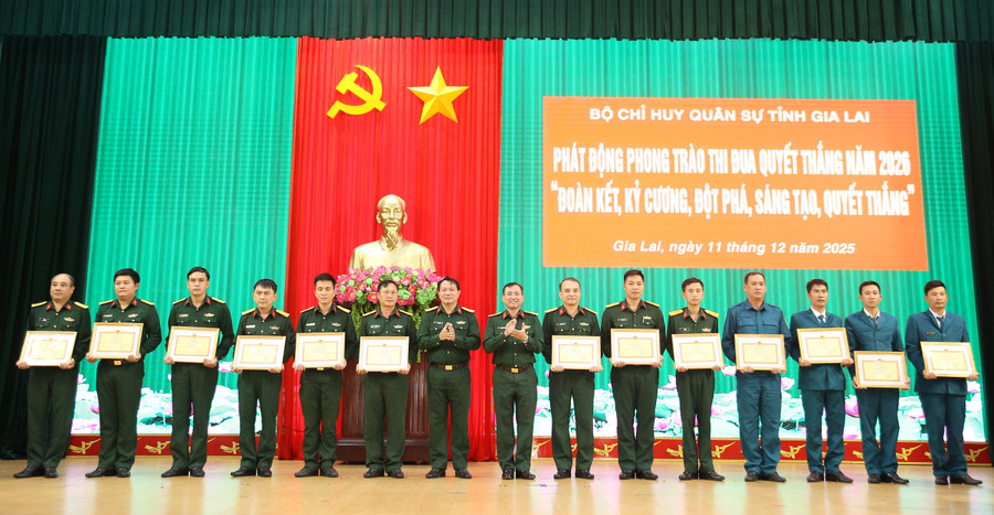 Coletivos e indivíduos que se destacaram no desempenho de suas funções em 2025 receberam elogios da Região Militar 5. Foto: H.P. cac-tap-the-ca-nhan-co-thanh-tich-xuat-sac-trong-thuc-hien-nhiem-vu-nam-2025-nhan-bang-khen-cua-quan-khu-5.jpg