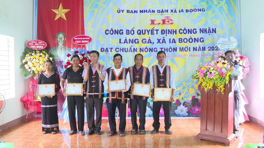 Chủ tịch UBND huyện Chư Prông Vũ Đình Hạnh tặng giấy khen cho 5 cá nhân có thành tích, đóng góp trong xây dựng làng Gà đạt chuẩn nông thôn mới năm 2024. Ảnh: Rơ Lan Viện 1.jpg