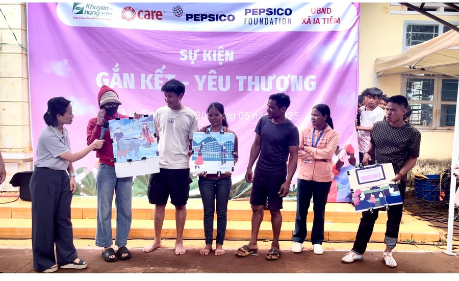 Người dân xã Ia Tiêm tham gia ghép hình và trả lời các câu hỏi của Ban Tổ chức Chương trình "Gắn kết-yêu thương". Ảnh: Hồng Thương z6661116120591-3b6501beaa21b6b9e5d9169930155e7d.jpg