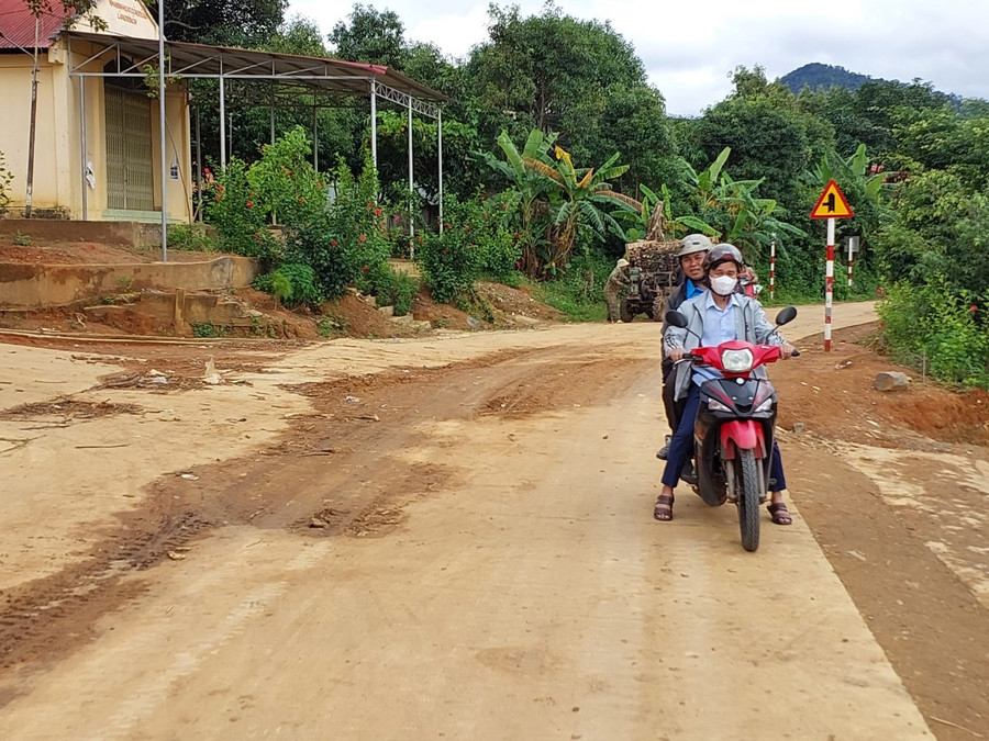 Từ nguồn vốn đầu tư của Nhà nước, tuyến đường từ quốc lộ 19 vào làng Đê Kôn( xã Hà Ra) đã được bê tông hóa giúp người dân đi lại và vận chuyển hàng hóa thuận lợi. Ảnh: N.D tuyen-duong-tu-quoc-lo-19-vao-lang-de-kon-xa-hra-da-duoc-be-tong-hoa.jpg