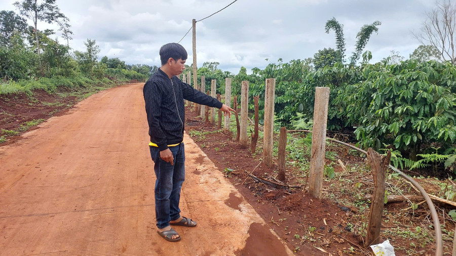 Ông Chun-Bí thư Chi bộ kiểm Trưởng thôn Brếp (xã Đak Djrăng) đã tích cực vận động người dân hiến đất làm đường giao thông nông thôn. Ảnh: N.D nguoi-dan-lang-brep-luon-san-sang-hien-dat-lam-duong-giao-thong-nong-thon.jpg