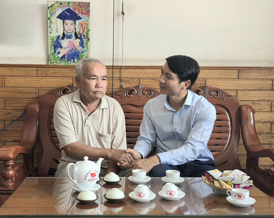 Phó Bí thư Tỉnh ủy Nguyễn Ngọc Lương ân cần thăm hỏi sức khỏe và tình hình đời sống gia đình thương binh Văn Hùng Tiến ở thôn Thượng Sơn, xã Bình Khê. Ảnh: Hồng Thương pho-bi-thu-tinh-uy-nguyen-ngoc-luong-an-can-tham-hoi-suc-khoe-va-tinh-hinh-doi-song-gia-dinh-thuong-binh-van-hung-tien-o-thon-thuong-son-xa-binh-khe-anh-hong-thuong.jpg