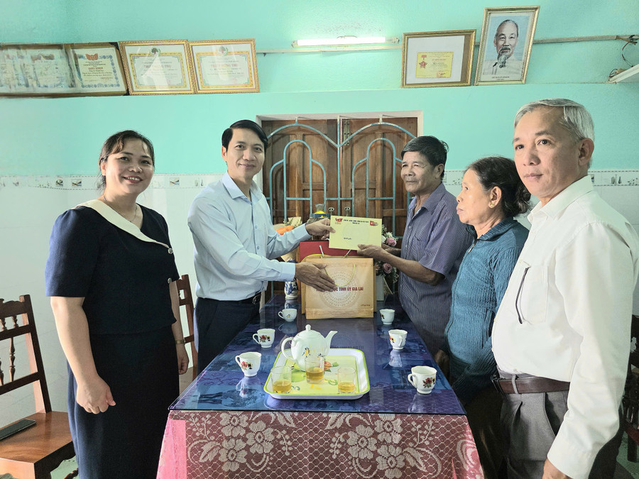 Phó Bí thư Tỉnh ủy Nguyễn Ngọc Lương tặng quà cho thương binh Lê Thanh Sơn ở thôn Định Xuân, xã Vĩnh Quang. Ảnh: Hồng Thương pho-bi-thu-tinh-uy-nguyen-ngoc-luong-tham-tang-qua-cho-thuong-binh-le-thanh-son-o-thon-dinh-xuan-xa-vinh-quang-anh-hong-thuong.jpg