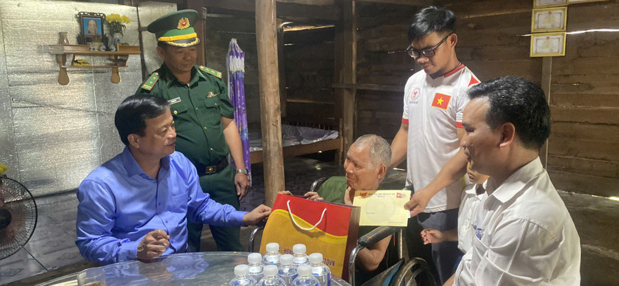 Phó Chủ tịch Thường trực UBND tỉnh Nguyễn Tuấn Thanh (bìa trái) hỏi thăm tình hình sức khỏe, đời sống của ông Rơ Mah Thuân (người có công với cách mạng, xã Ia Mơ). Ảnh: Xuân Định pho-chu-tich-thuong-truc-ubnd-tinh-nguyen-tuan-thanh-tham-tang-qua-nguoi-co-cong-voi-cach-mang-ro-mah-thuan-tai-xa-bien-gioi-ia-mor-anh-xuan-dinh.jpg