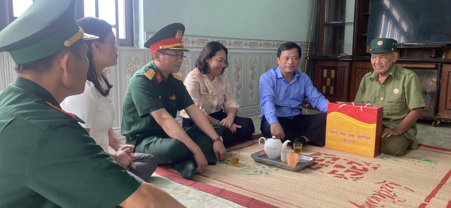 pho-chu-tich-thuong-truc-ubnd-tinh-nguyen-tuan-thanh-tham-tang-qua-thuong-binh-duong-van-khiao-xa-bien-gioi-ia-lau.jpg