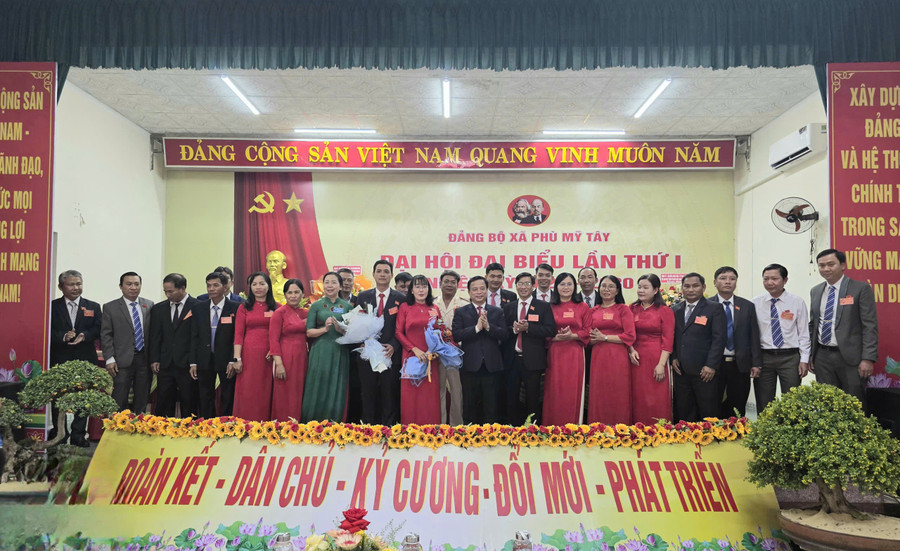Ban Chấp hành Đảng bộ xã Phù Mỹ Tây nhiệm kỳ 2025-2030 ra mắt nhận nhiệm vụ. Ảnh: Hồng Thương ra-mat-ban-chap-hanh-dang-bo-xa-phu-my-tay-nhiem-ky-2025-2030-anh-hong-thuong.jpg