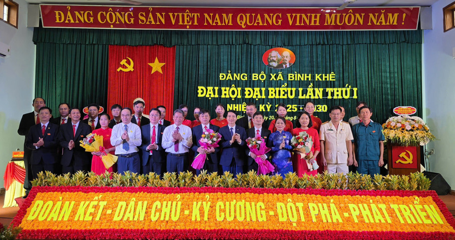 Phó Bí thư Tỉnh ủy Nguyễn Ngọc Lương (hàng đầu, thứ 6 từ phải sang) tặng hoa chúc mừng Ban Chấp hành Đảng bộ xã Bình Khê nhiệm kỳ 2025-2030. Ảnh: Hồng Thương k.jpg