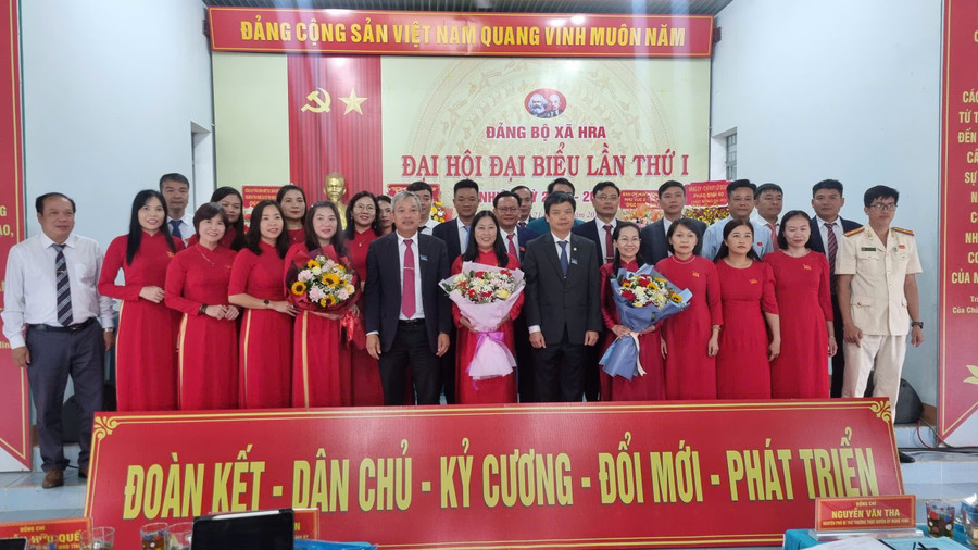 Le Comité exécutif du Parti de la commune de Hra s'est présenté au Congrès. Photo : Xuan Dinh ban-chap-hanh-dang-bo-xa-hra-ra-mat-dai-hoi-anh-xuan-dinh.jpg
