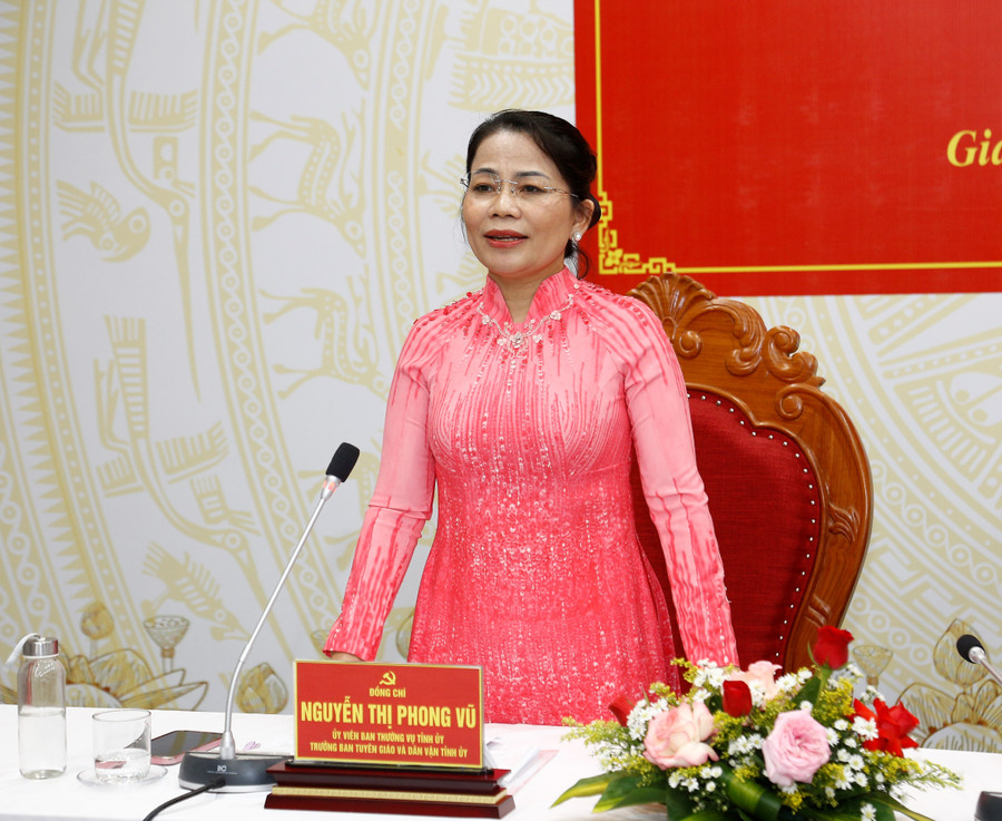 Trưởng ban Tuyên giáo và Dân vận Tỉnh ủy Nguyễn Thị Phong Vũ trả lời các ý kiến của cơ quan báo chí. mg-3693.jpg