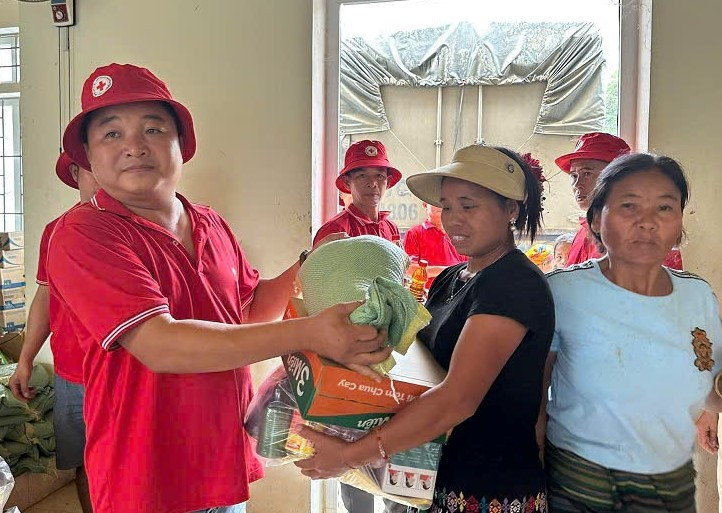 CLB tình nguyện viên Chữ thập đỏ Bạch Mai Trang trao quà cho người dân bị thiệt hại do mưa lũ tại tỉnh Nghệ An. Ảnh: Hội Chữ thập đỏ tỉnh Gia Lai. z7071415234151-ba2aaf0fae2835a206e1a1675ebfa8eb.jpg