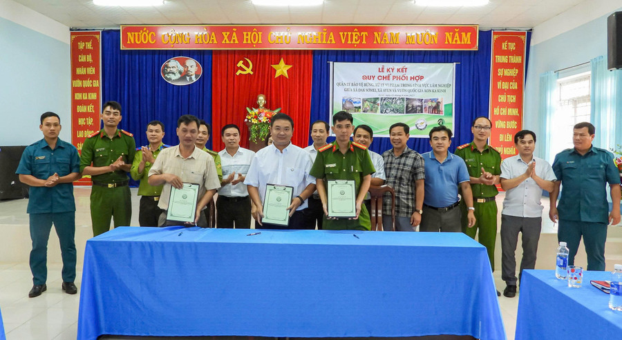 Lãnh đạo Vườn quốc gia Kon Ka Kinh ký kết quy chế phối hợp với lãnh đạo và lực lượng chức năng xã Ayun. Ảnh: N.D z6930831769096-5f7cec9e484ecd8c158c0392b43014ee.jpg