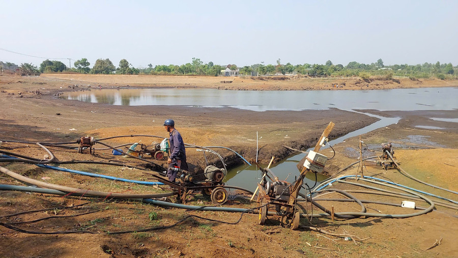 Người dân xã Ia Pếch(huyện Ia Grai) vét nước tại hồ Ku Tông tưới nước cà phê trong mùa khô 2025. Ảnh: N.D nguoi-dan-huyen-ia-grai-vet-nuoc-tuoi-ca-phe-thang-3-2025.jpg
