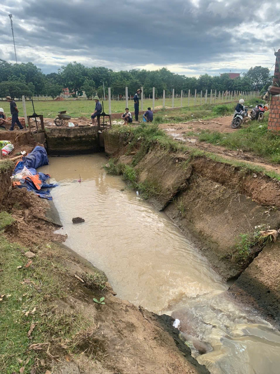 kenh-muong-dap-dang-ia-lau-bi-hu-hong-sau-nhung-dot-mua-lon-nam-2025.jpg