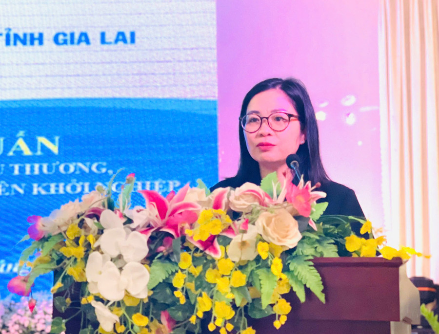 Phó Chủ tịch Hội LHPN tỉnh Vũ Thị Bích Ngọc phát biểu tại lớp tập huấn nâng cao năng lực cho nữ tiểu thương, doanh nghiệp nhỏ và siêu nhỏ, hội viên khởi nghiệp năm 2025 . Ảnh: Hồng Thương pho-chu-tich-hoi-lhpn-tinh-vu-thi-bich-ngoc-phat-bieu-tai-lop-tap-huan-nang-cao-nang-luc-cho-nu-tieu-thuong-doanh-nghiep-nho-va-sieu-nho-hoi-vien-khoi-nghiep-nam-2025-anh-hong-thuong.jpg