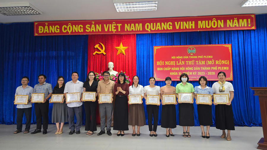 Ban Chấp hành Hội Nông dân TP. Pleiku đã tặng giấy khen cho 12 tập thể là Hội Nông dân xã, phường đã có thành tích xuất sắc trong phong trào thi đua “Cả nước chung tay xóa nhà tạm, nhà dột nát năm 2025” trên địa bàn. Ảnh: Nhật Hào ban-chap-hanh-hoi-nong-dan-tp-pleiku-da-tang-giay-khen-cho-12-tap-the-hoi-nong-dan-xa-phuong-da-co-thanh-tich-xuat-sac-trong-phong-trao-thi-dua-ca-nuoc-chung-tay-xoa-nha-tam-nha-dot-nat-tren-pham-vi-ca-nuoc-trong-nam-2025-tren-dia-ban.jpg