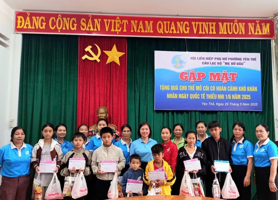 Tại buổi gặp mặt, 20 trẻ mồ côi được tặng quà với tổng trị giá 7 triệu đồng. Ảnh: Vũ Sim z6651678024468-135c12b4508dd641526885e3ca243d28.jpg