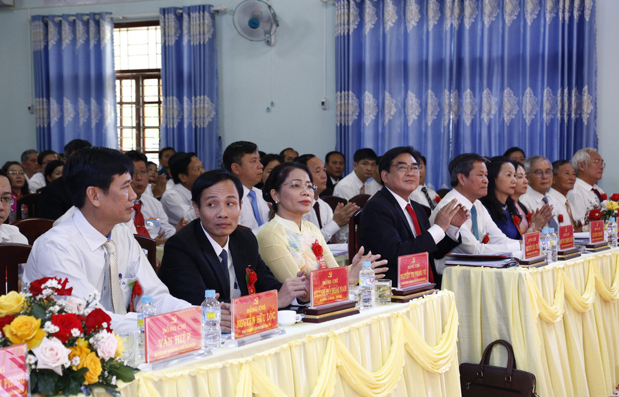 Các đồng chí lãnh đạo Trung ương và tỉnh tham dự Đại hội. Ảnh: Hân Phúc mg-0406.jpg