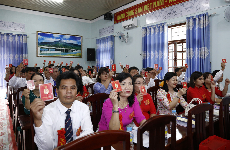 Đại biểu biểu quyết thông qua Nghị quyết Đại hội. Ảnh: Hân Phúc mg-0460.jpg