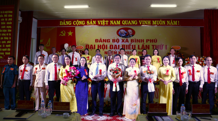Ban Chấp hành Đảng bộ xã Bình Phú nhiệm kỳ 2025-2030 ra mắt Đại hội. Ảnh: Hân Phúc mg-0630.jpg