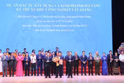 Các đồng chí lãnh đạo tỉnh trao quyết định chấp thuận chủ trương đầu tư và giấy chứng nhận đăng ký đầu tư cho nhà đầu tư. Ảnh: Tiến Sỹ
