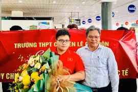 Đại diện lãnh đạo Sở GD&ĐT tỉnh trao hoa chúc mừng em Lê Kiến Thành.