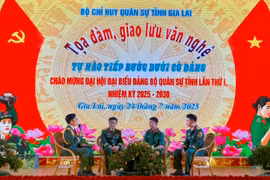 Các cán bộ, chiến sĩ tham gia tọa đàm, giao lưu tại chương trình